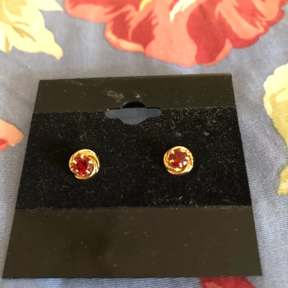 Small Garnet Gold studs, stamped 585. - Picture 2 of 8